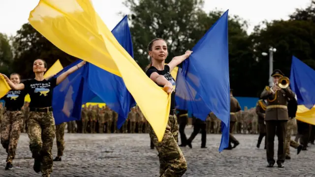 লাভিভে বুধবারের স্বাধীনতা দিবস উদযাপনের প্রস্তুতি নিচ্ছেন ইউক্রেনিয়ান সৈন্যরা।