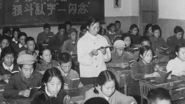 北京某高中教室内学生跟从老师诵读《毛语录》（11/1967）