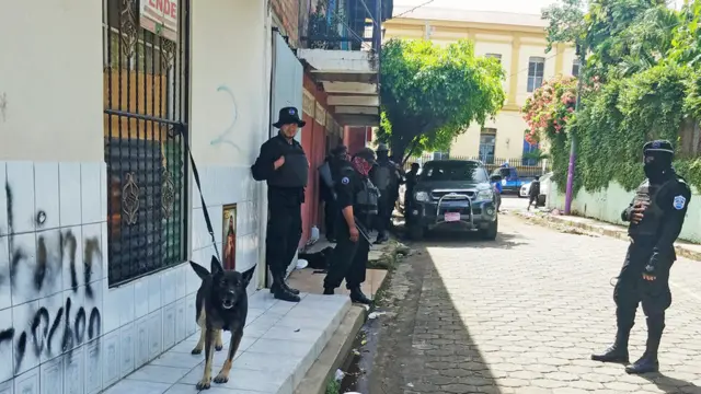 Policía y un paramilitar