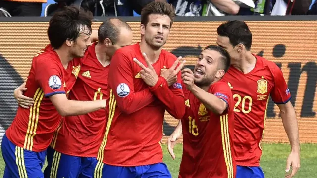 Piqué anota el gol de la victoria.