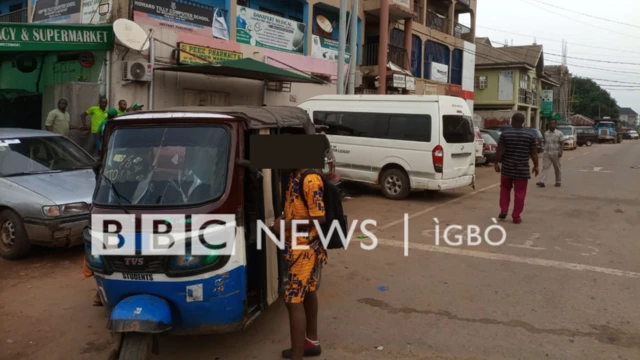 Nwata akwụkwọ yi uwe ankara n'Ọka