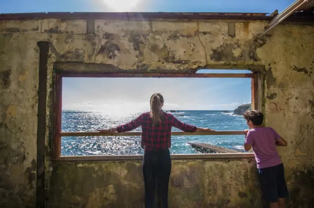 Dos niños mirando el mar