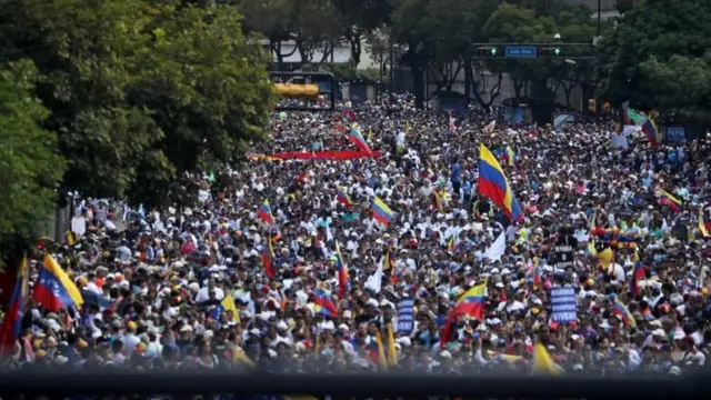 वेनेज़ुएला में लाखों लोग सड़कों पर