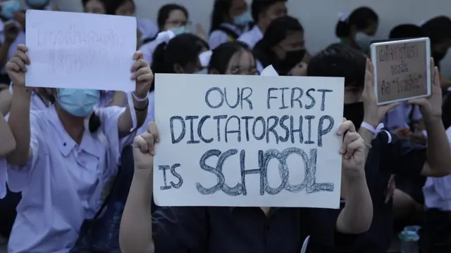 นักเรียนชูป้ายประท้วง