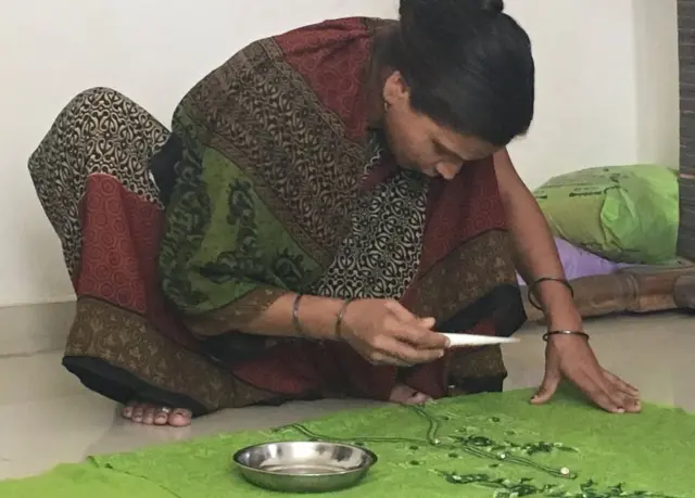 ભરતકામ કરતાં પુષ્પાદેવી