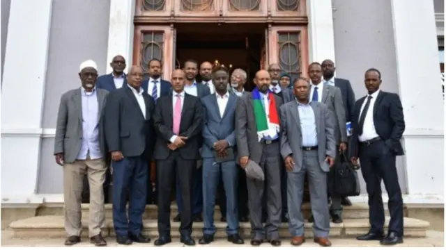 Kulan hore u dhex maray labada dhinac