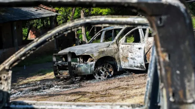Autos calcinados en la emboscada del CJNG contra policias en Aguililla en 2019.