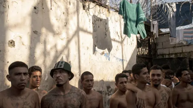 Mareros en una cárcel de El Salvador.
