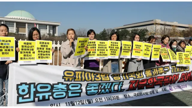 시민단체 '정치하는 엄마들' 소속 회원들이 유치원3법 통과 촉구를 외치고 있다