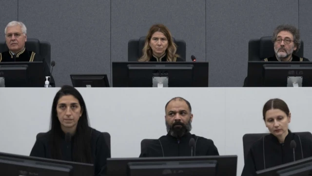 Маппи Вельдт-Фолья (верхний ряд, в центре) готовится зачитать приговор по делу Салиха Мустафы