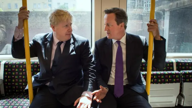 2014年，时任首相卡梅伦和时任伦敦市长约翰逊乘地铁去参加地方选举竞选活动