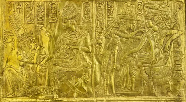 Деревянная золоченая усыпальница с изображениями Тутанхамона и его жены Анхесенамон