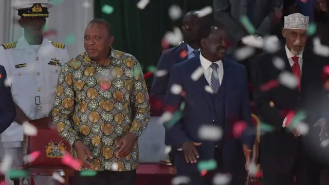 Rais Uhuru Kenyatta (mbele kushoto ) na Raila Odinga (mbele katikati) katika uzinduzi wa ripoti ya BBI - Novemba 2019