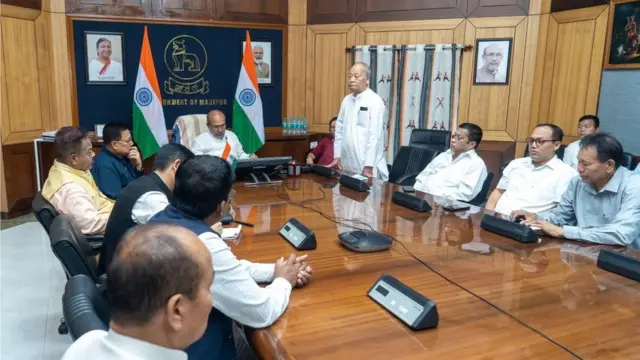 मणिपुर में हिंसा के बाद बुलाई गई सर्वदलीय बैठक में पूर्व मुख्यमंत्री ओकराम इबोबी सिंह मुख्यमंत्री बीरेन सिंह के समक्ष खड़े होकर अपनी बात रख रहें है