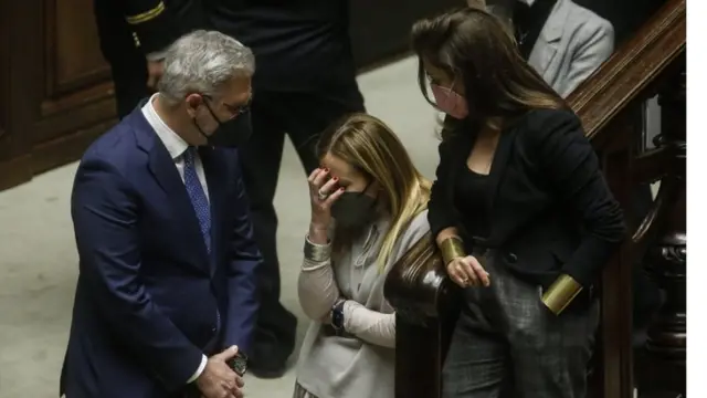 İtalya'nın Kardeşleri lideri Giorgia Meloni (ortada) sağ ittifakın "un ufak olduğunu" söyledi