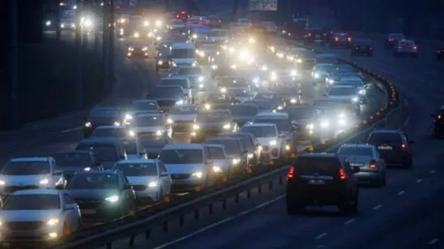 Ndị mmadụ na-agbapụ isi obodo Ukraine