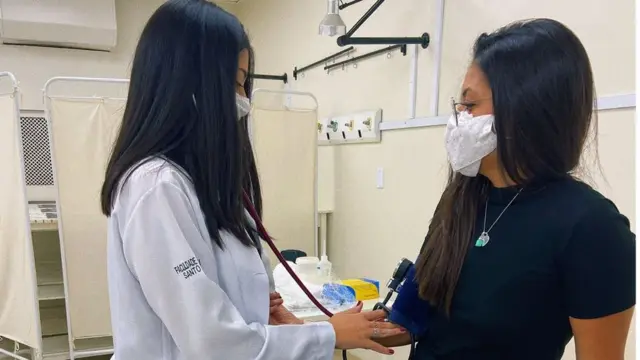 Gabriella Barboza y una amiga