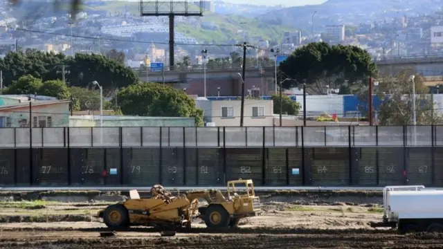 मेक्सिको सीमा पर बनी बाड़