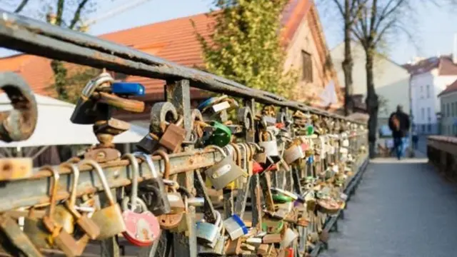 每年4月1日，遊客過橋進入奧蘇比斯國時，護照上會被蓋上入境章