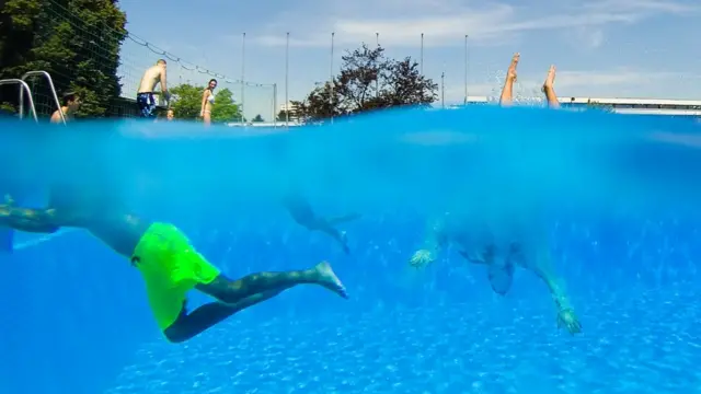 Жители Ганновера отдыхают у бассейна Lister Bad