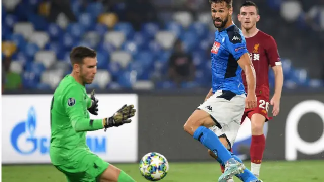 Agbabọọlu Napoli gba bọọlu kọja goli Liverpool