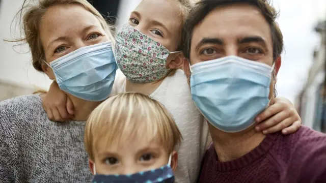 Семья в масках
