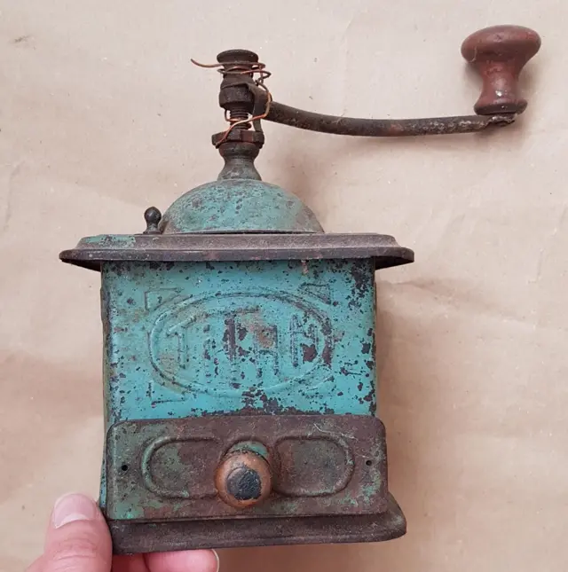 Proizvela ga je Titan livnica u Kamniku u Sloveniji