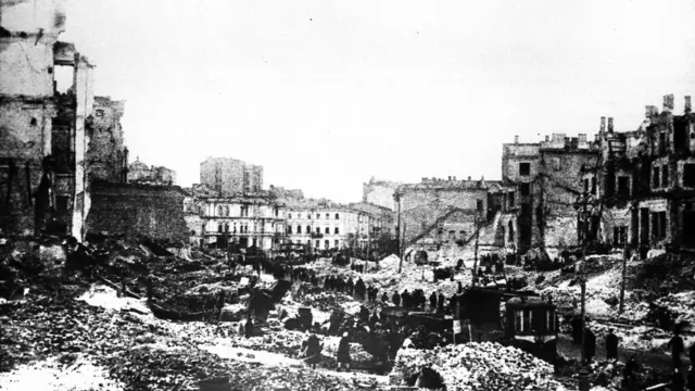 Німецька армія, тікаючи з Києва, вивозила звідси цінні документи