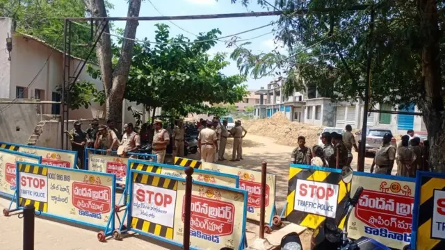 కాకినాడ జీజీహెచ్ మార్చురీ వద్ద పోలీసులు