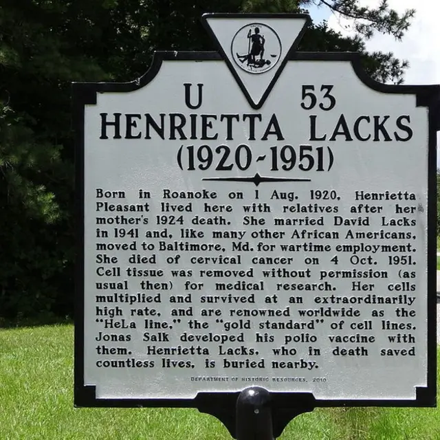 Señal contando su historia cerca de donde nació