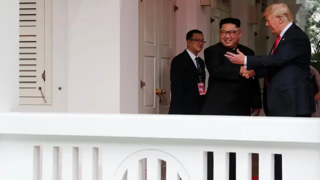 د امریکا او شمالي کوریا مشرانو یو او بل ته له لاس ورکولو وروسته، د خبریالانو له کامرو تري تم شول او یوازې دوه ژباړن له دوی سره وو.