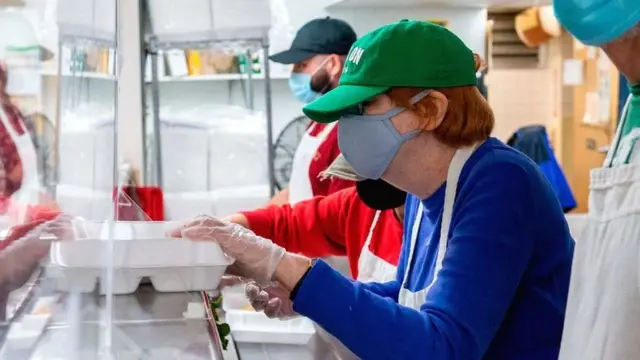 توزيع الطعام على الفقراء في بوسطن