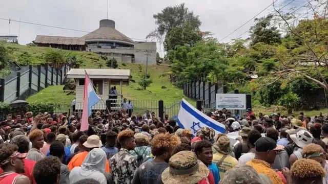 Manifestantes reunidos frente al Parlamento en Honaria.