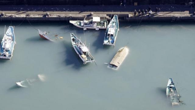 Мини-цунами достигло побережья Японии, повредив около десятка судов