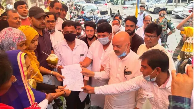 शाइस्ता परवीन मंत्री से मुलाक़ात करते हुए