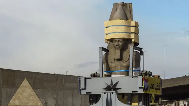 تمثال رمسيس الثاني العملاق: حارس بوابة المتحف المصري الكبير - اكتشاف ونقل التمثال