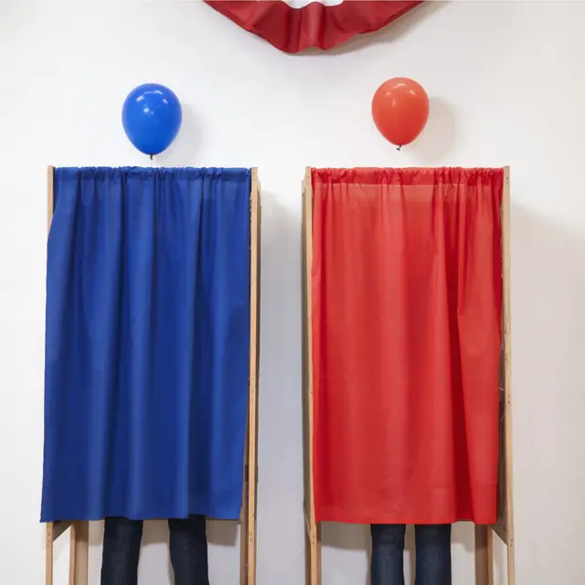 Eleitores votando