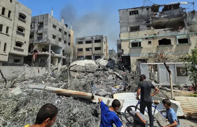 Шанба кунги рейд ортидан одамлар ҳануз харобалар остида қолаётгани айтилади.