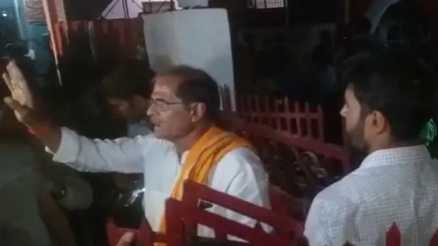 धर्मांतरण का विरोध करते लोग