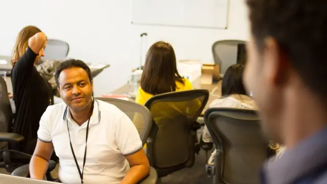 ኣማኑኤል ኣብ ስራሕ