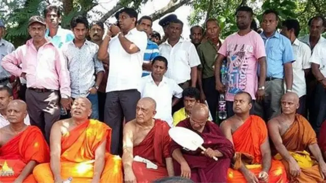 19 වෙනි ව්‍යවස්ථා සංශෝධනය සම්මත කරන මෙන් ඉල්ලා සිටිමින් මාදුළුවාවේ සෝභිත හිමියෝ සත්‍යග්‍රහයක ද නිරත වූහ