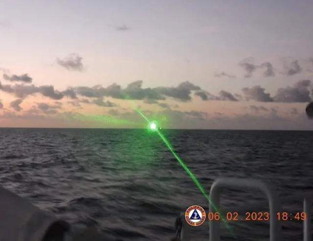 2023年2月6日，在距菲律賓巴拉望省105海里的仁愛礁，一艘中國海警船的方向出現綠燈光。
