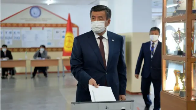 Kırgızistan Cumhurbaşkanı Sooranbay Ceenbekov