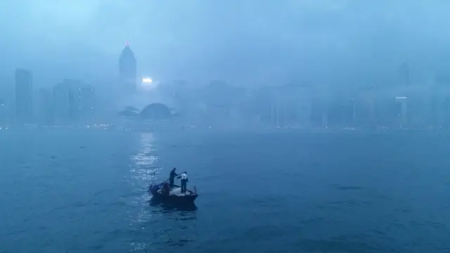 கிரஹாம் பைஃபீல்டு: “சில ஆண்டுகளுக்கு முன்னால் ஹாங்காங்கில் காலை 6:30 மணிக்கு என்னுடைய செல்பேசியை பயன்படுத்தி எடுத்த புகைப்படம். அதன் பின்னர், நான் ஃபில்டரையோ அல்லது கலரை மாற்ற எதையும் சரி செய்யவோ இல்லை”.