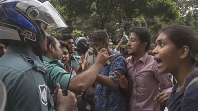 নিরাপদ সড়কে দাবীতে আন্দোলনকারীদের সাথে পুলিশের বচসা।