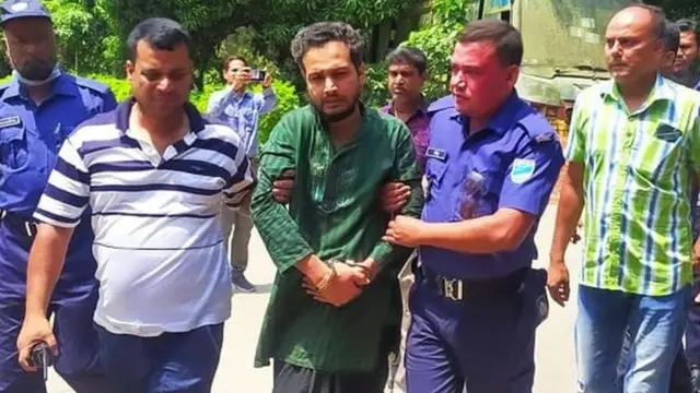 গ্রেফতার করে আসাদুজ্জামানকে নিয়ে যাচ্ছে পুলিশ।