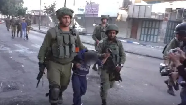 د وېډیو هغه صحنه چې اسرائیلي پوځيان په کې یو فلسطینی ماشوم کشوي