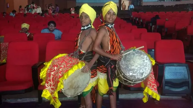 ఒగ్గు కథ నేర్చుకుంటున్న చిన్నారులు