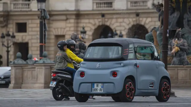 در بعضی کشورها می‌توان بدون گواهینامه با امی رانندگی کرد