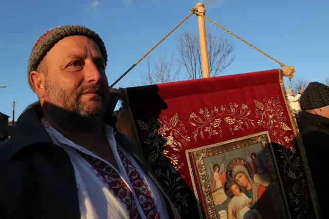 Tradicija igranja hora za Bogojavljanje originalno se vezuje za selo Banja u blizini grada Panađirište u centralnoj Bugarskoj. Običaj u ovom mestu prekinut je nakon Drugog svetskog rata dok nakon pada komunizma centralno mesto obeležavanja ovog praznika postaje Kalofer, rodno mesto revolucionara Hrista Boteva koji je rođen na ovaj praznik.